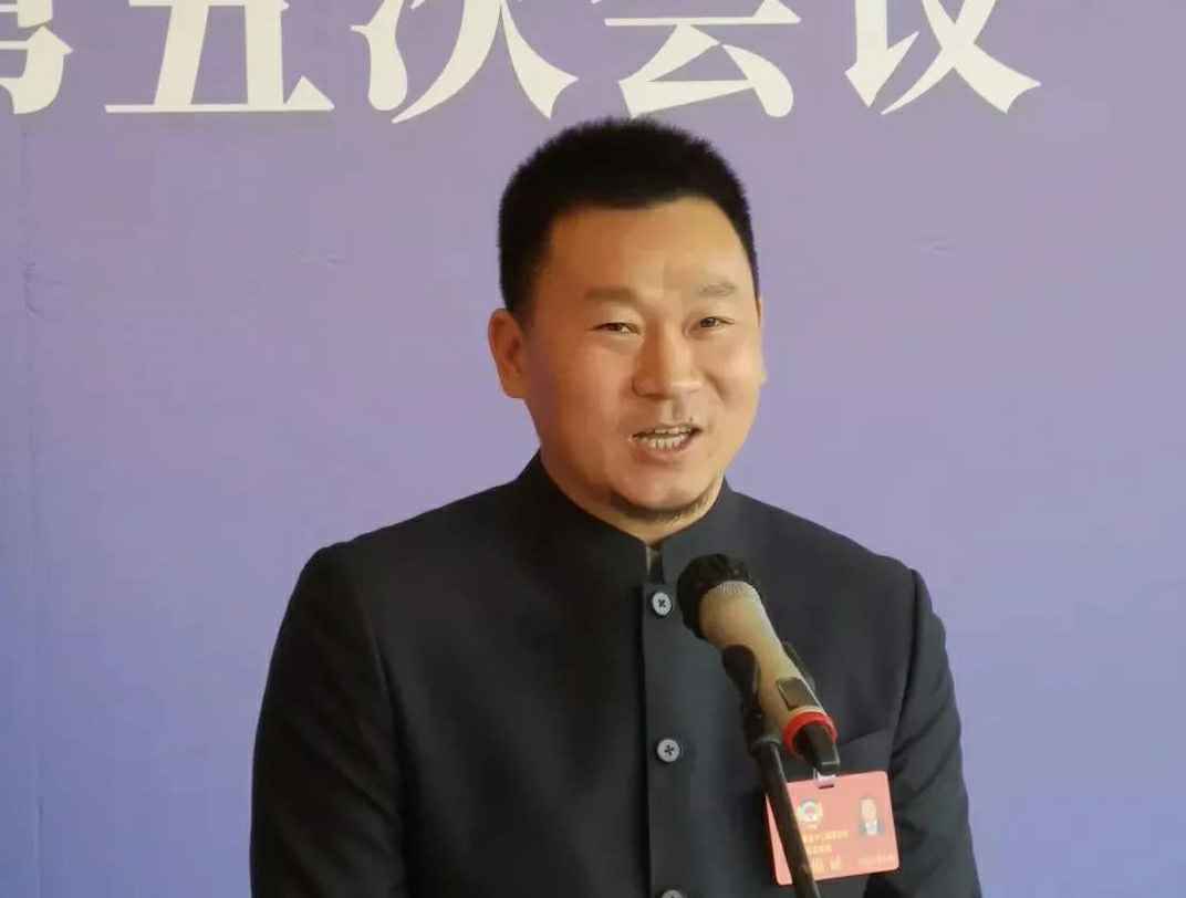 为进一步展示市政协团结、民主、开放、自信的形象，向市民和网友展示政协委员的履职风采，中山市政协十二届五次会议在2月4日上午开幕前开设“委员通道”，市政协委员、广州陆波健康管理咨询有限公司公司总经理陈朝阳走进“委员通道”，回应社会关切的问题。他就如何做好城市应急管理规划的问题进行发言，并回答记者提问。.jpg